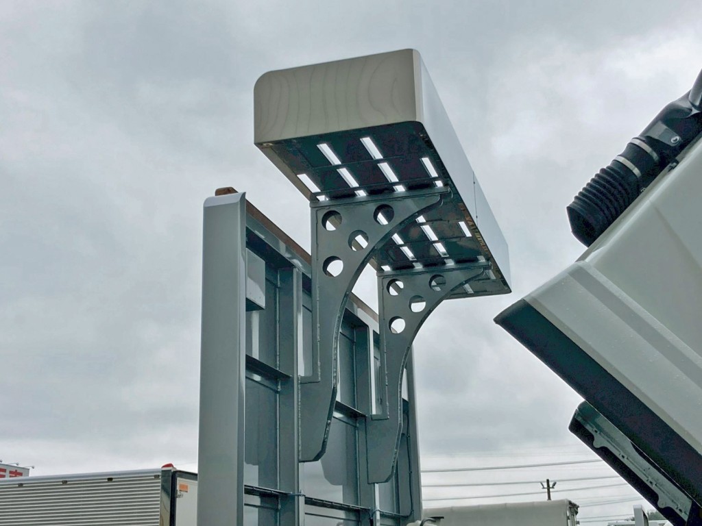 シートデッキはステンレスが張られています。|三菱 スーパーグレート 2PG-FS84HZの写真12