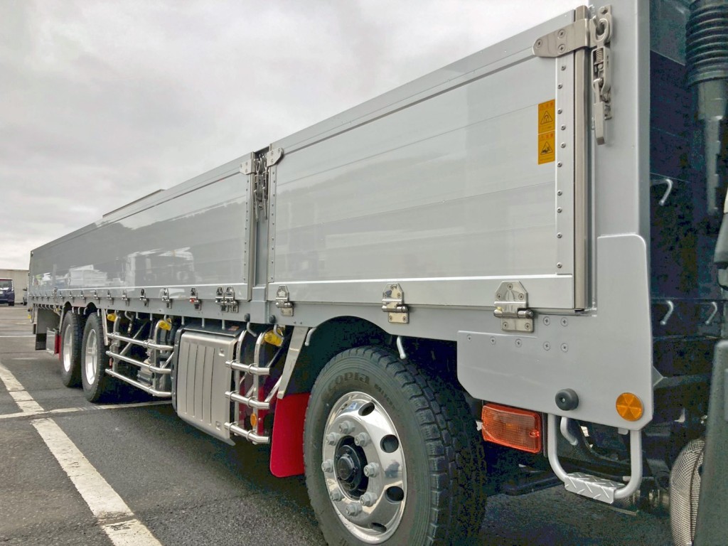 蝶番・キャッチ・サイドバンパー・フェンダーはステンレス製です。|三菱 スーパーグレート 2PG-FS84HZの写真13