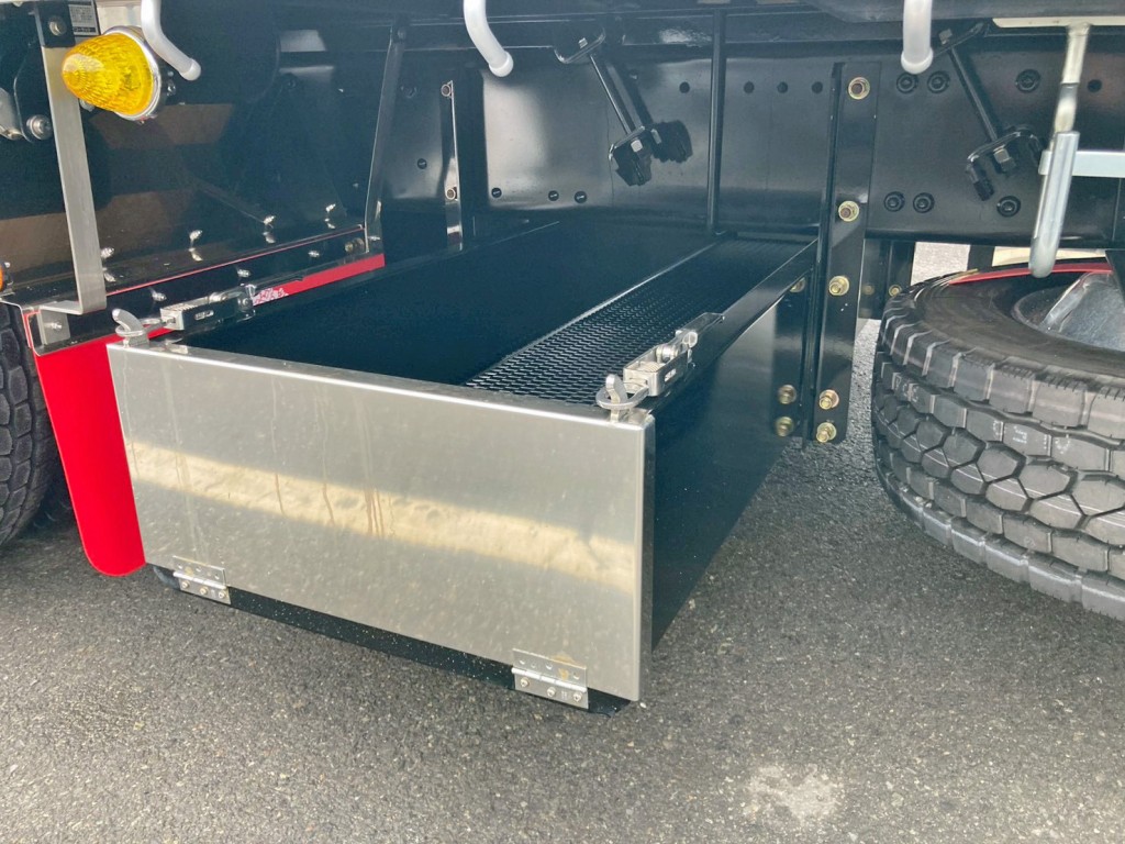 ボディー後方にりん木が入れが付いています。|三菱 スーパーグレート 2PG-FS84HZの写真15