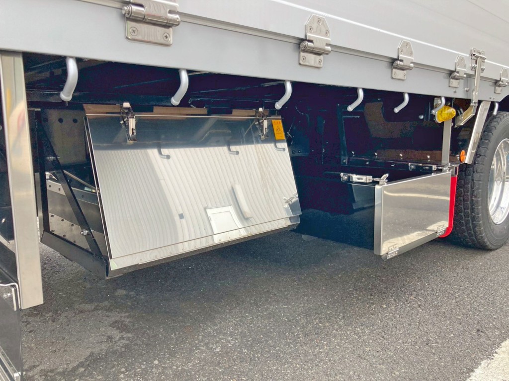 ボディー運転席側後方にステンレス製の工具箱が付いています。|三菱 スーパーグレート 2PG-FS84HZの写真16