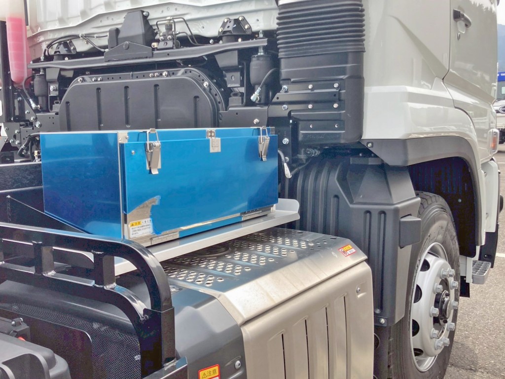 運転席側にステンレス製の工具箱が付いています。|三菱 スーパーグレート 2PG-FV80HXの写真20