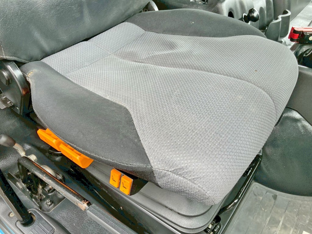 運転席座面にヘタリがあります。|日野 プロフィア QKG-FS1AKAAの写真8