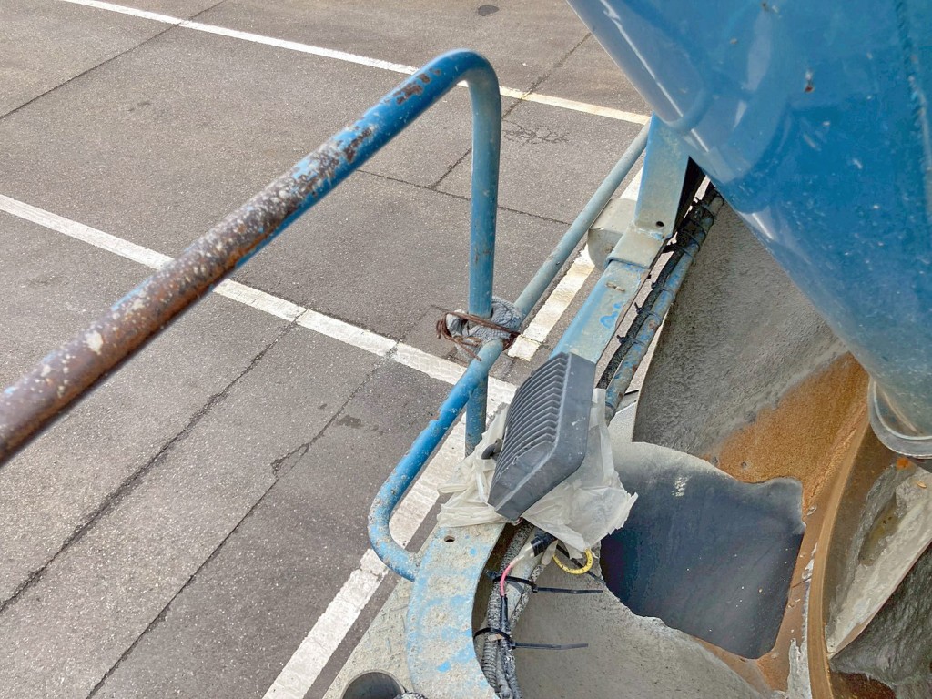 リヤ運転席側上部のステップバーが外れています。|日野 プロフィア QKG-FS1AKAAの写真15