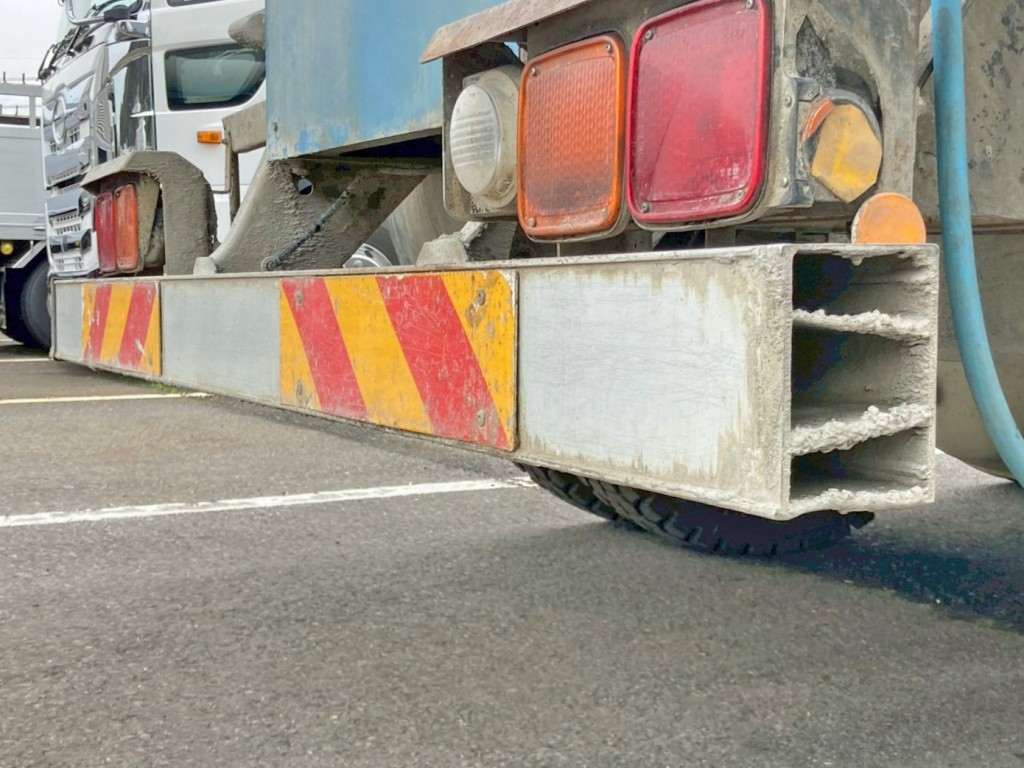 リヤバンパー運転席側カバー欠品しています。|日野 プロフィア QKG-FS1AKAAの写真18