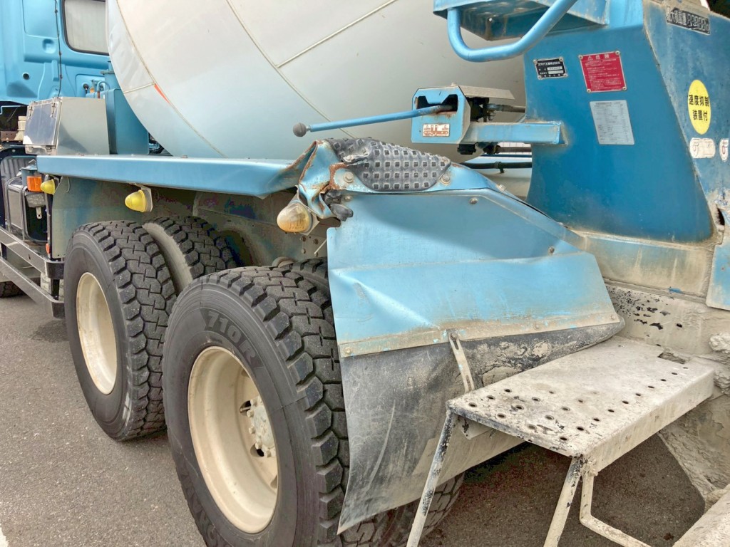 助手席側リヤフェンダー後方に曲がりがあります。|日野 プロフィア QKG-FS1AKAAの写真24