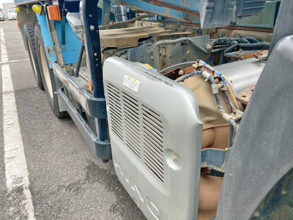 マフラーカバーにヘコミがあります。|日野 プロフィア QKG-FS1AKAAの写真26