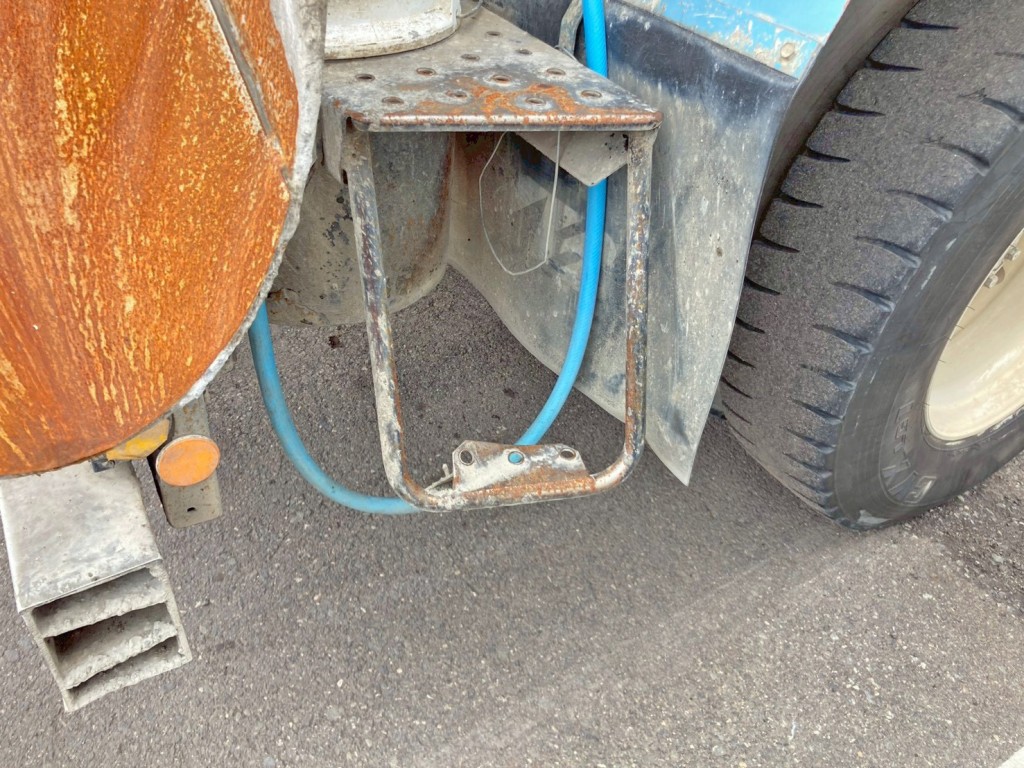 運転席側ステップに曲がりがあります。|日野 プロフィア QKG-FS1AKAAの写真28