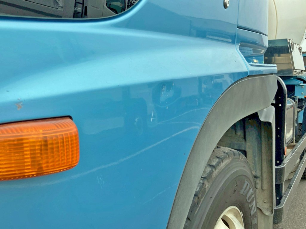 助手席ドアにキズ・ヘコミがあります。|日野 プロフィア QKG-FS1AKAAの写真31