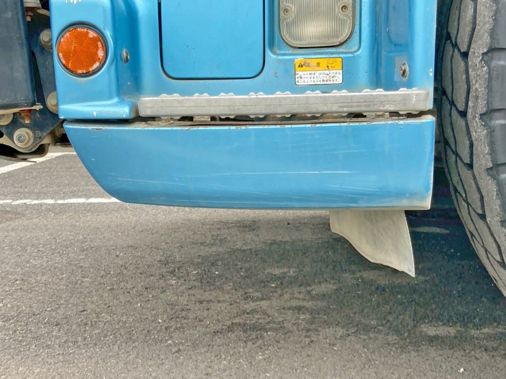 助手席側ステップカバーに引きキズがあります。|日野 プロフィア QKG-FS1AKAAの写真32
