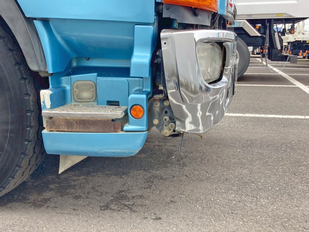 フロントバンパー運転席側に曲がり 及び ステップカバーに引きキズがあります。|日野 プロフィア QKG-FS1AKAAの写真34