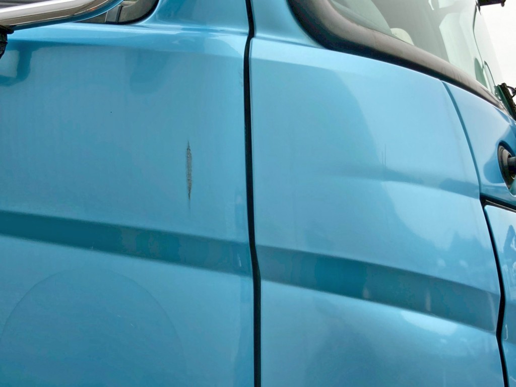 運転席ドアにキズがあります。|日野 プロフィア QKG-FS1AKAAの写真35