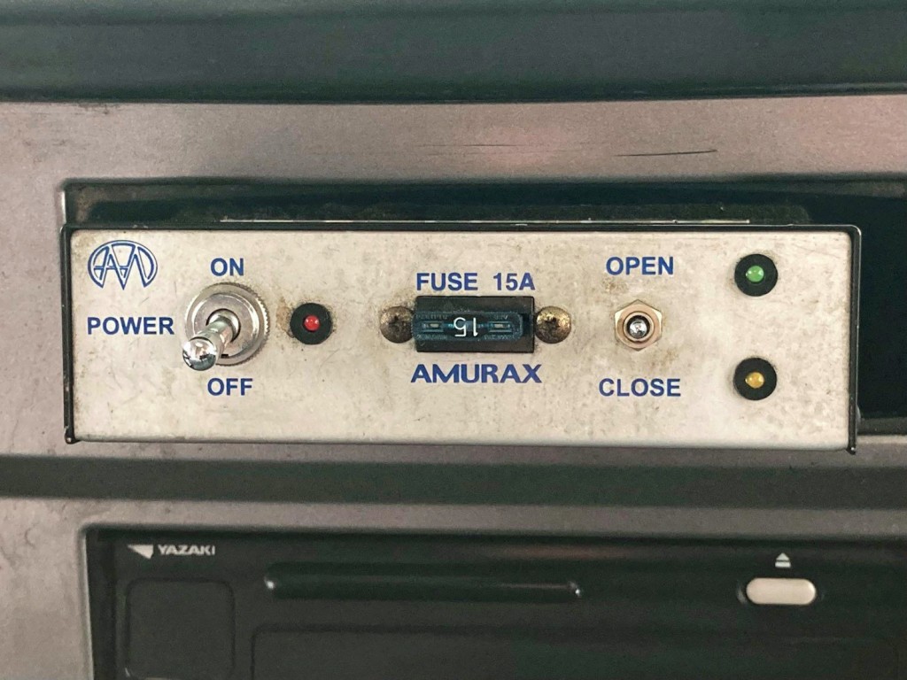 ホッパーカバーの開閉スイッチです。(キャビン内)|日野 プロフィア QKG-FS1AKAAの写真40