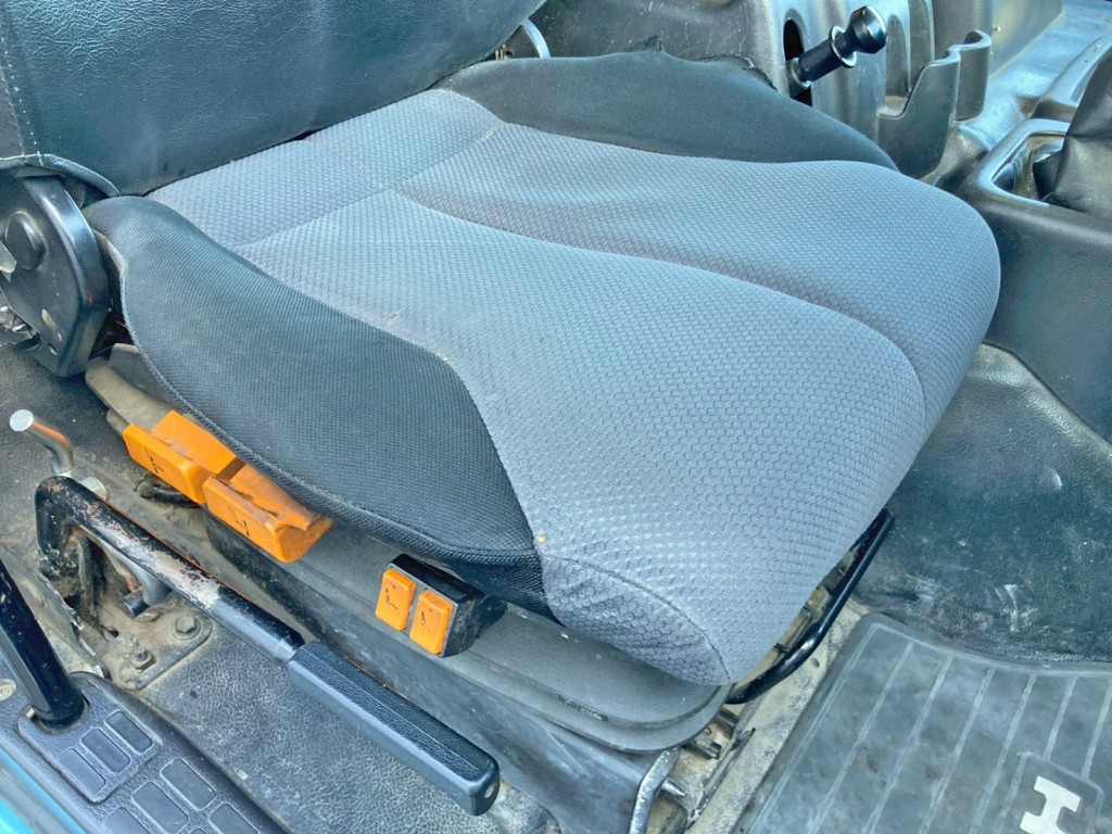 運転席座面にヘタリがあります。|日野 プロフィア QKG-FS1AKAAの写真8