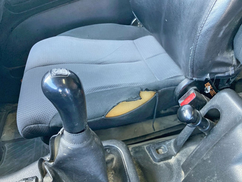 運転席座面に破れがあります。|日野 プロフィア QKG-FS1AKAAの写真9