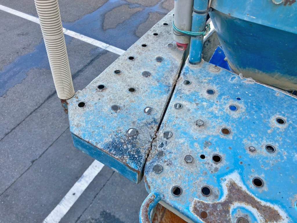 リヤ運転席側上部のステップに亀裂・傾きがあります。|日野 プロフィア QKG-FS1AKAAの写真16