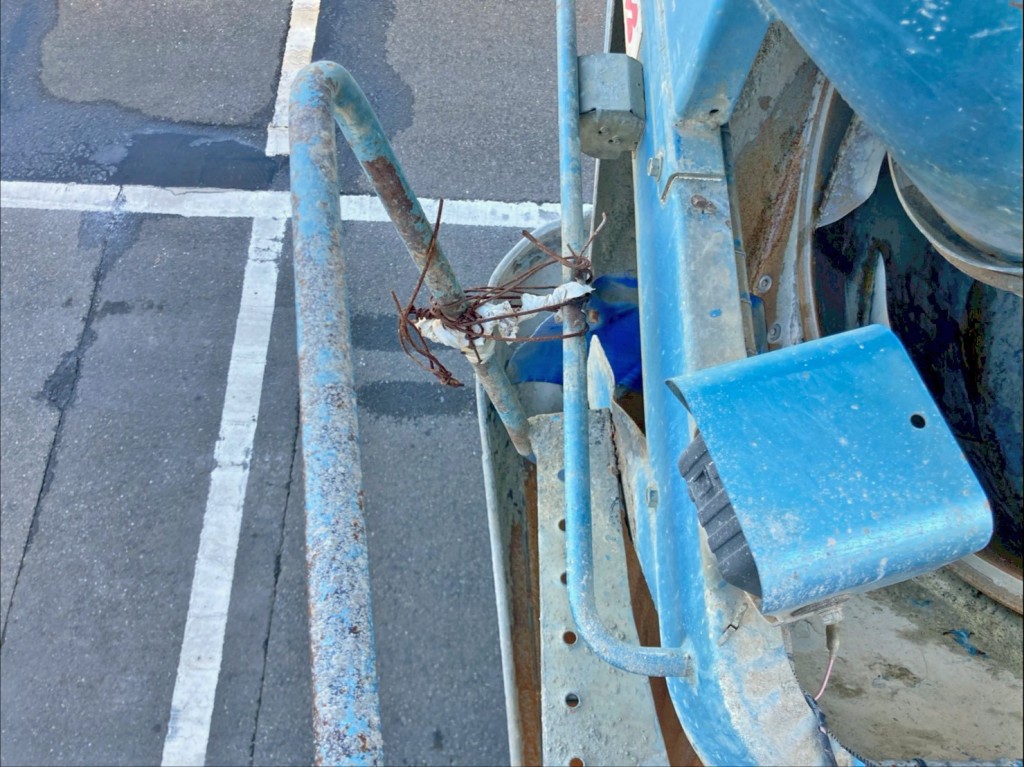 リヤ運転席側上部のステップバーが外れています。|日野 プロフィア QKG-FS1AKAAの写真17