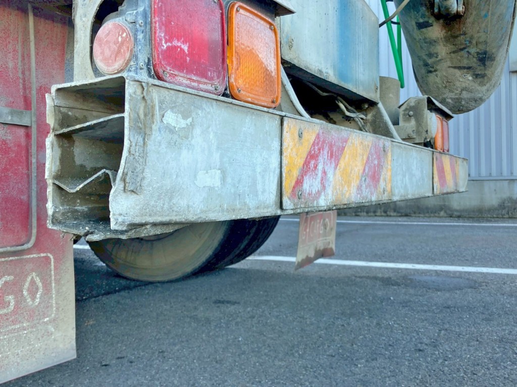 リヤバンパー助手席側に歪み・カバー欠品しています。|日野 プロフィア QKG-FS1AKAAの写真20