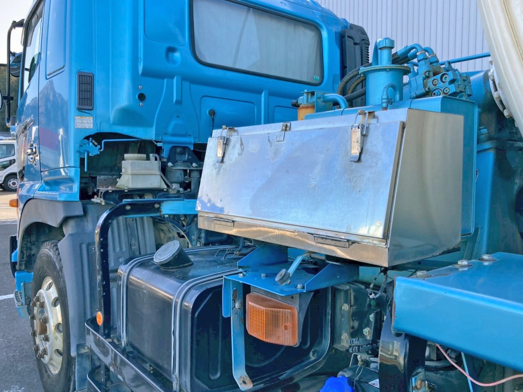 助手席側にステンレス製の工具箱が付いています。|日野 プロフィア QKG-FS1AKAAの写真29