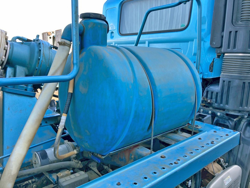 運転席側に水タンクが付いています。|日野 プロフィア QKG-FS1AKAAの写真30