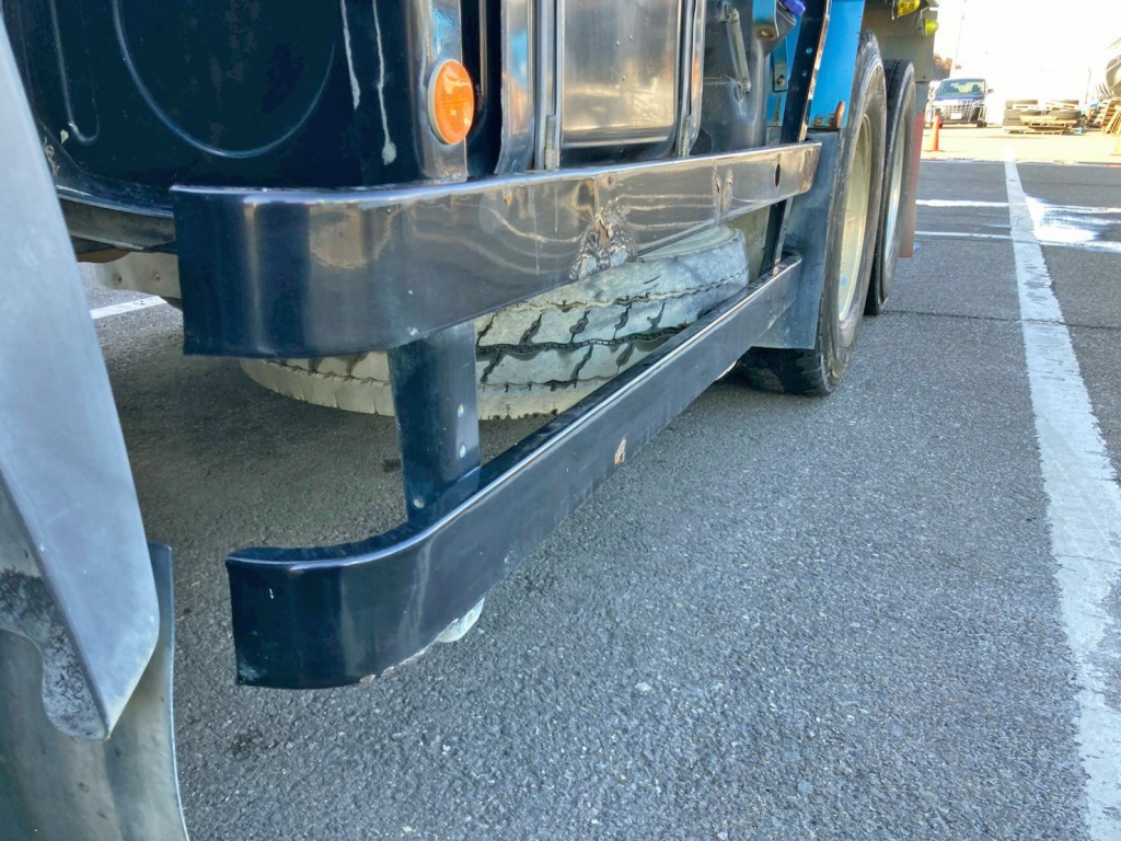 助手席側サイドバンパーに曲がりがあります。|日野 プロフィア QKG-FS1AKAAの写真31