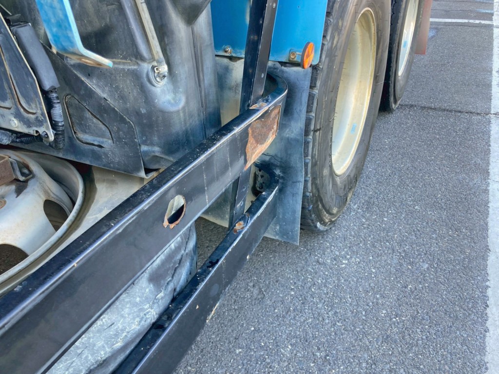 助手席側サイドバンパーに曲がり・塗装剥がれがあります。|日野 プロフィア QKG-FS1AKAAの写真32