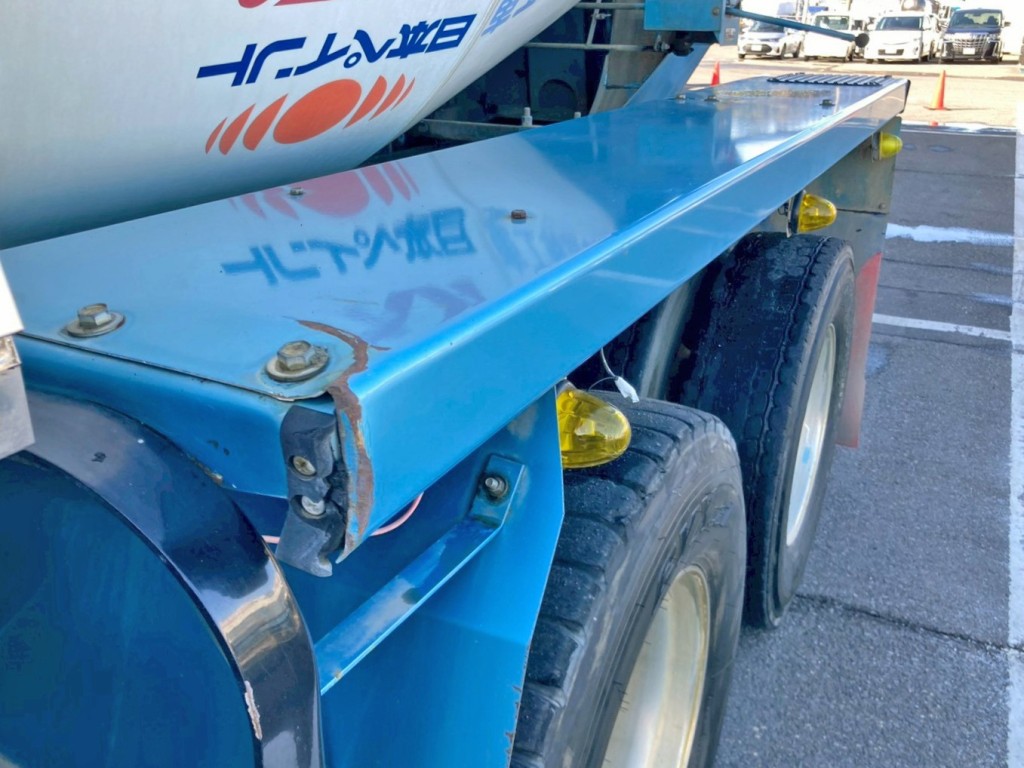 助手席側リヤフェンダーに歪み・サビがあります。|日野 プロフィア QKG-FS1AKAAの写真33