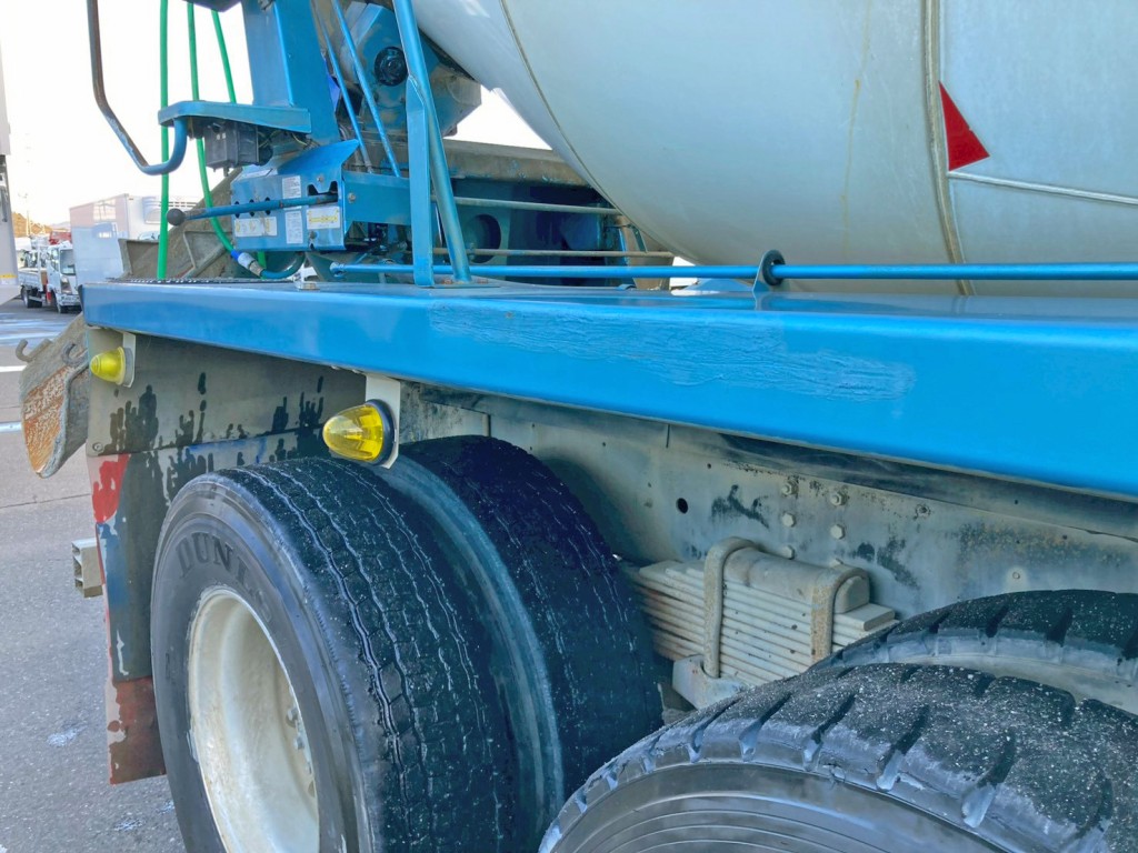 運転席側リヤフェンダー側面に手塗り箇所があります。|日野 プロフィア QKG-FS1AKAAの写真35