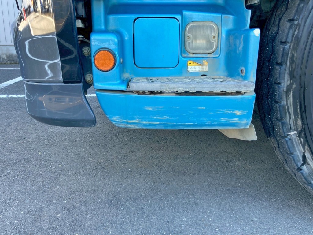 助手席側ステップカバーに引きキズがあります。|日野 プロフィア QKG-FS1AKAAの写真37