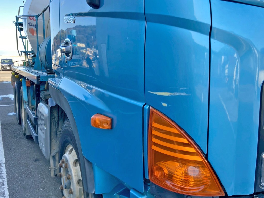 運転席側コーナーパネルに引きキズがあります。|日野 プロフィア QKG-FS1AKAAの写真40