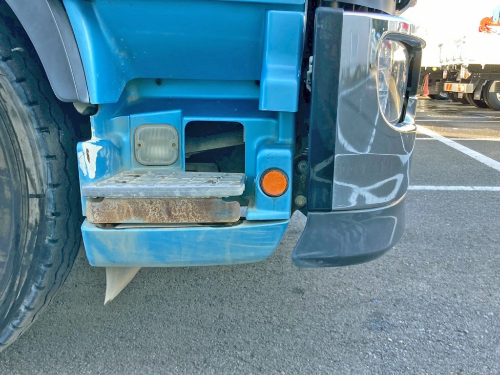 運転席側ステップカバーに引きキズ・上部フタが欠品しています。|日野 プロフィア QKG-FS1AKAAの写真41