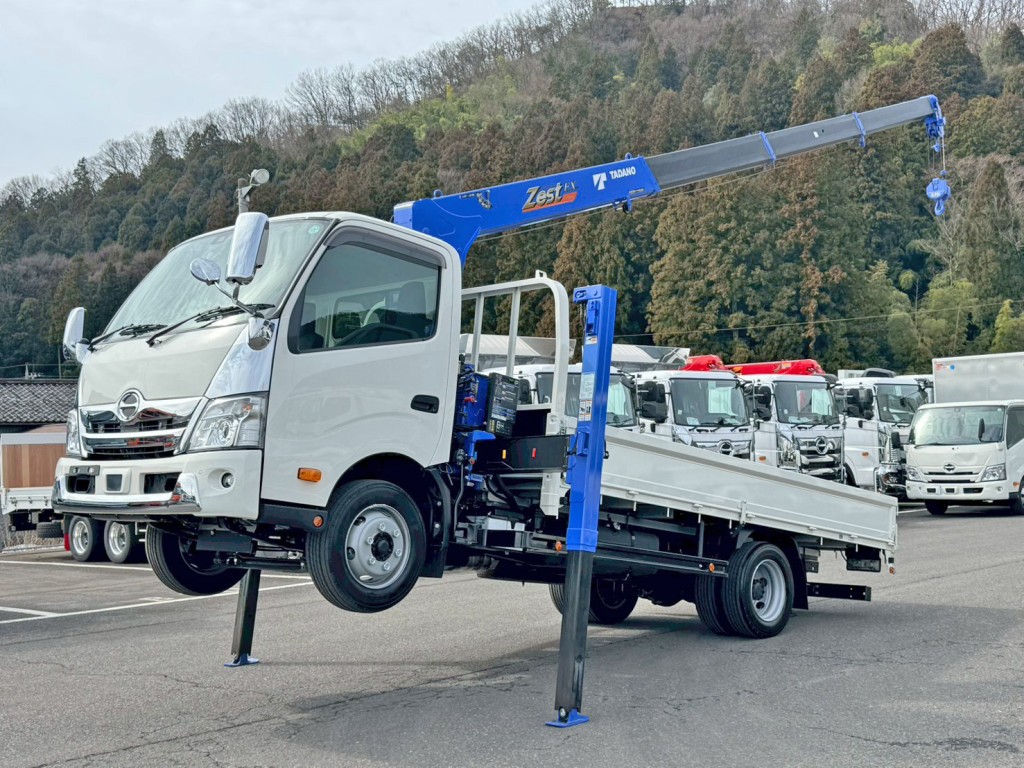フロント周り、メッキパーツで飾っています。|日野 デュトロ 2DG-XZU722M(2WD)の写真1