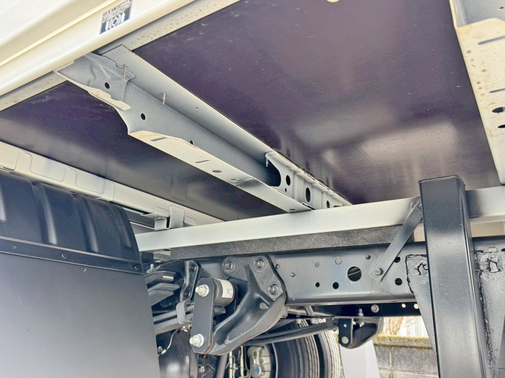 シャーシとネタの状態です。(縦ネタ・横ネタ鉄製です)|日野 デュトロ 2DG-XZU722M(2WD)の写真6