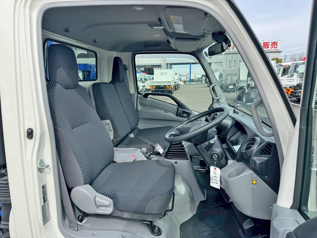 乗車定員は3名です。|日野 デュトロ 2DG-XZU722M(2WD)の写真7