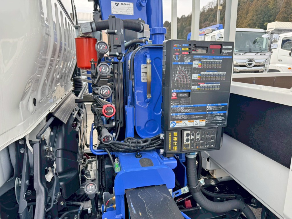 クレーンの操作レバーです。|日野 デュトロ 2DG-XZU722M(2WD)の写真15