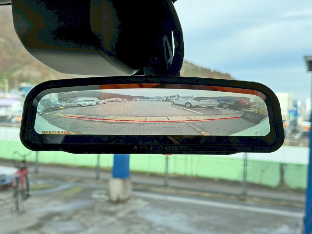 ルームミラーはバックモニターに切り替わります。|日野 デュトロ 2DG-XZU722M(2WD)の写真20