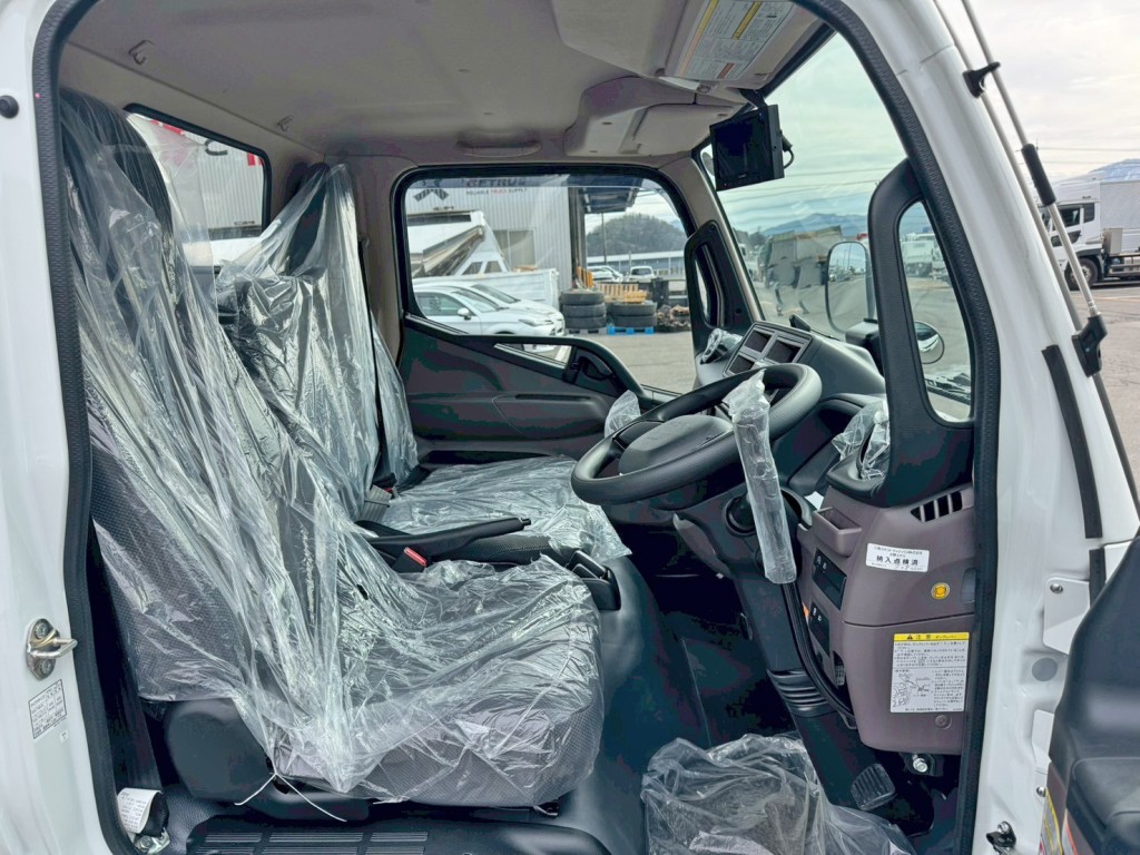 乗車定員は3名です。|三菱 キャンター 2RG-FBA60(2WD)の写真7