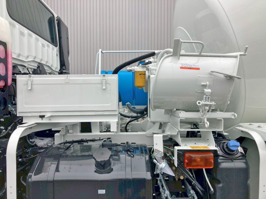 助手席側に工具箱 及び サブシュートが付いています。|三菱 スーパーグレート 2KG-FV80GXの写真22