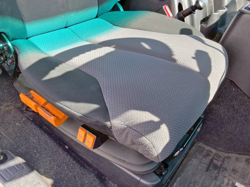 運転席座面にヘタリがあります。|日野 プロフィア QKG-SH1EDAGの写真9