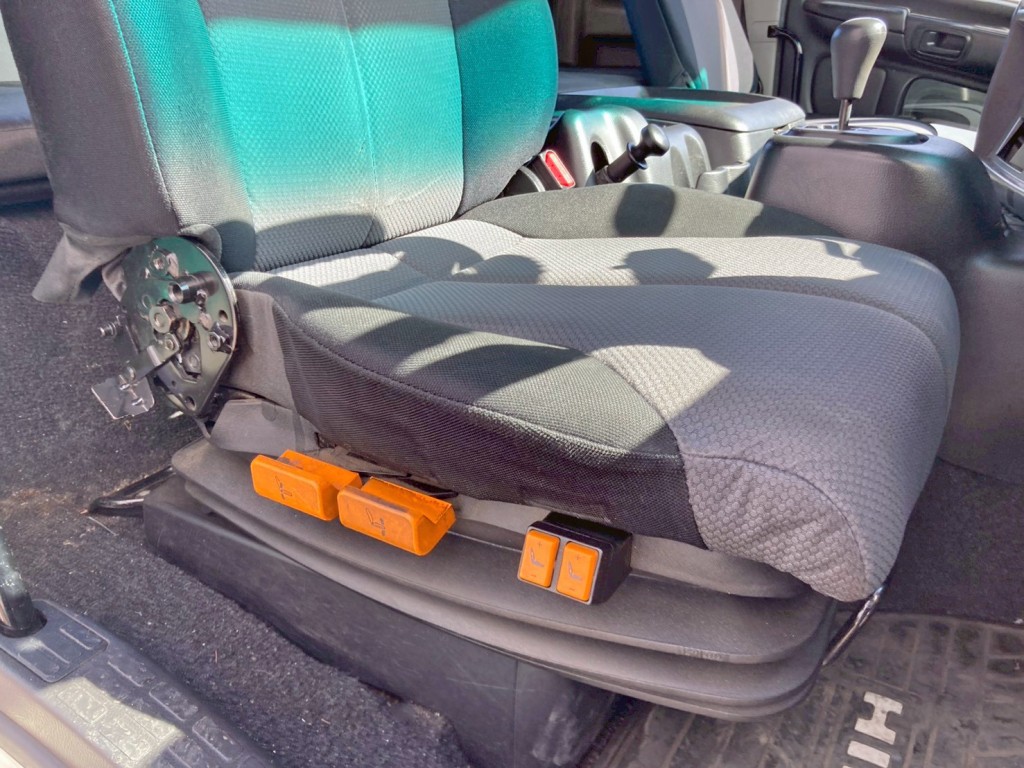 背もたれ調整レバー作動不良・カバー欠品しています。|日野 プロフィア QKG-SH1EDAGの写真10