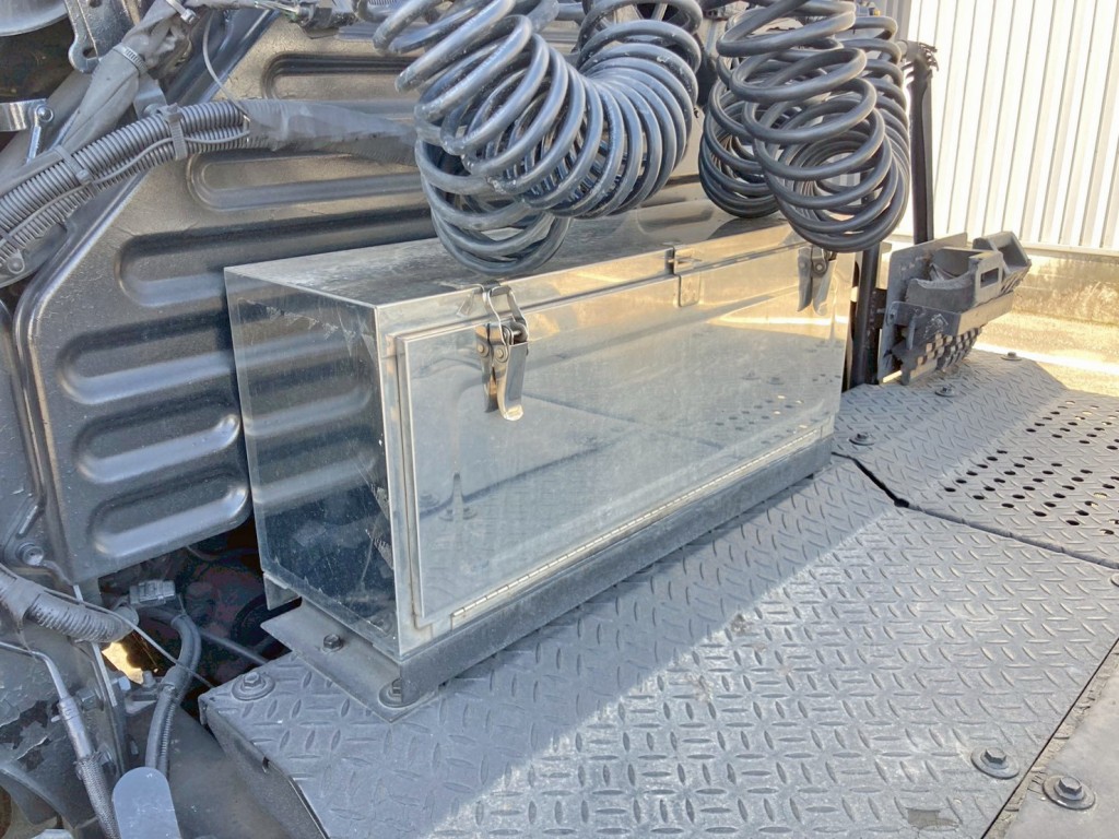 踊り場前方中央部にステンレス製の工具箱が付いています。|日野 プロフィア QKG-SH1EDAGの写真12