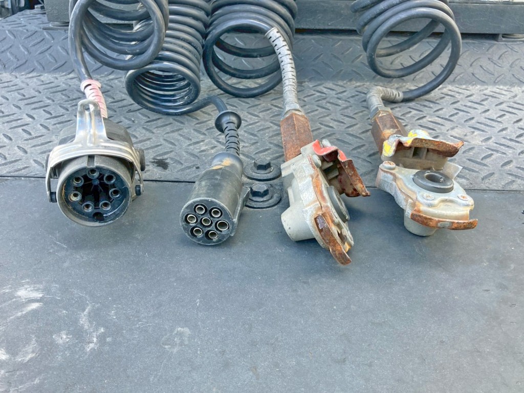 接続コネクターです。|日野 プロフィア QKG-SH1EDAGの写真13