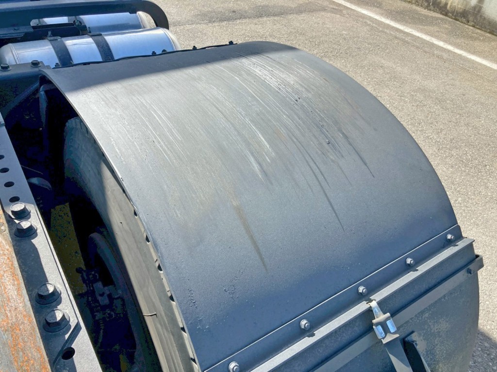 運転席側リヤフェンダー上部に引きキズがあります。|日野 プロフィア QKG-SH1EDAGの写真18