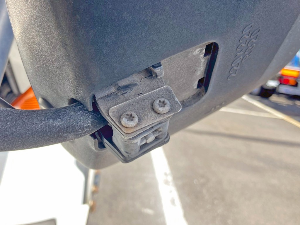 助手席側補助ミラー取付部に亀裂があります。|日野 プロフィア QKG-SH1EDAGの写真21