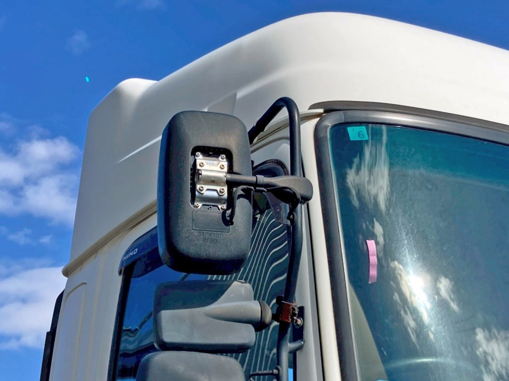 運転席側サイドミラー取付部カバー欠品しています。|日野 プロフィア QKG-SH1EDAGの写真23