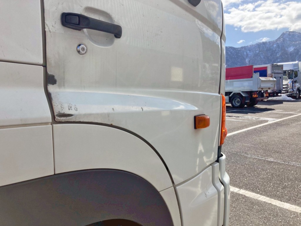 運転席ドアに塗装剝がれがあります。|日野 プロフィア QKG-SH1EDAGの写真25