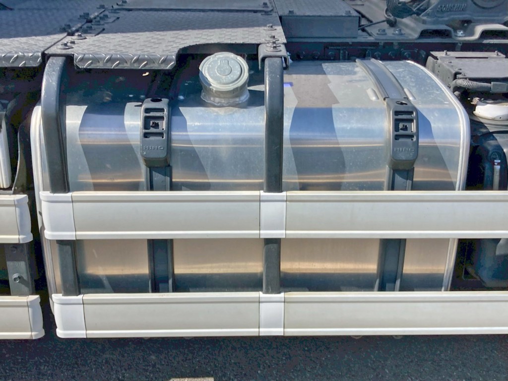 燃料タンクは390Lアルミ製です。|日野 プロフィア QKG-SH1EDAGの写真26