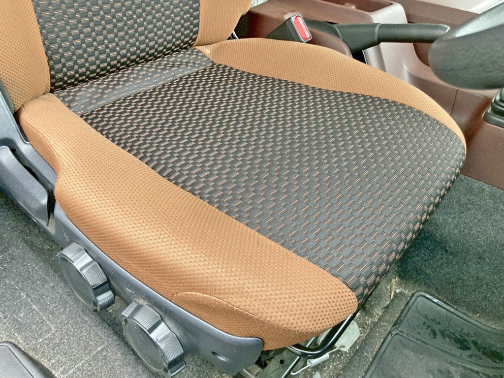 運転席座面にヘタリがあります。|日野 レンジャー 2PG-FD2ABA(2WD)の写真8