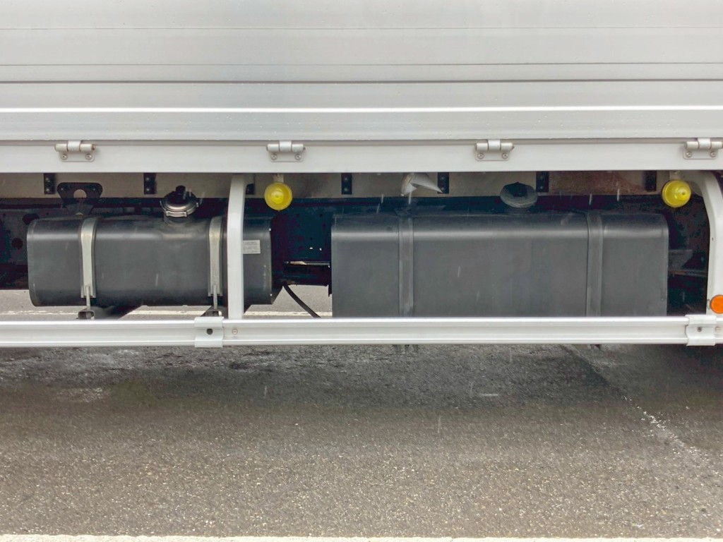 燃料タンクは100Lと200Lが付いています。|日野 レンジャー 2PG-FD2ABA(2WD)の写真18