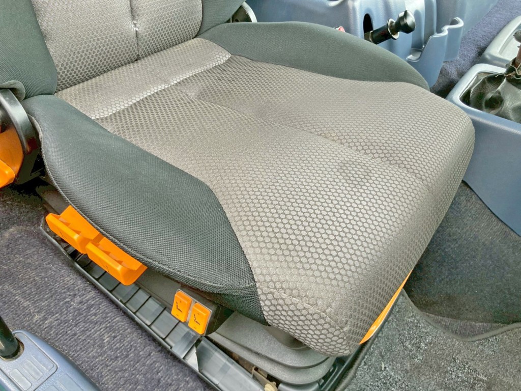 運転席座面にヘタリがあります。|日野 プロフィア ADG-SH1EDXGの写真11