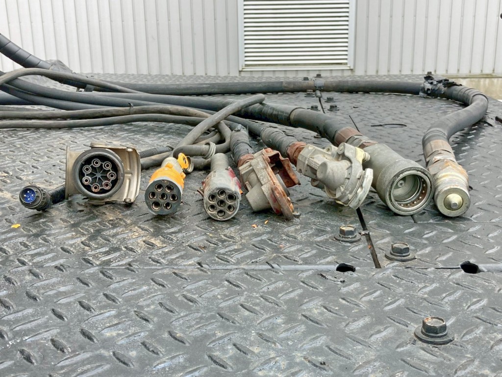 接続コネクター類です。|日野 プロフィア ADG-SH1EDXGの写真13